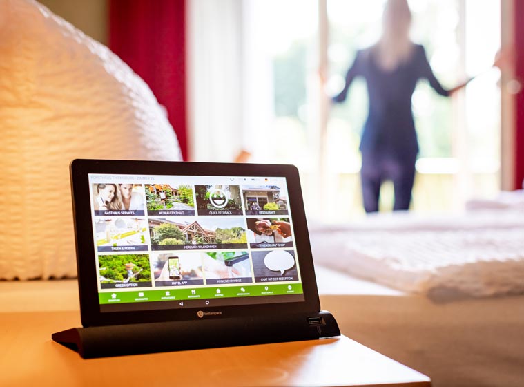 Tablet zeigt Zimmer-App mit Services im Forsthaus Thiemsburg